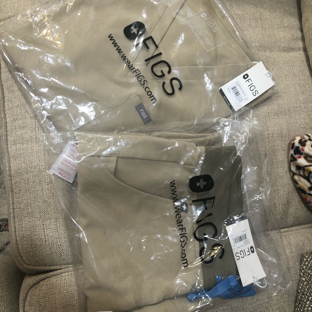 Sandstone- small Petite Zamora joggers and small Catarina one pocket top